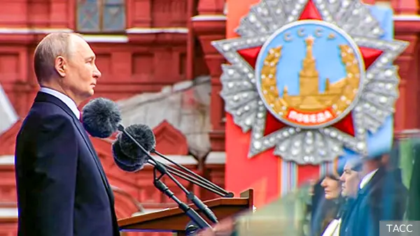 Путин поздравил военных и всех россиян с 9 Мая