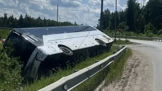 Автобус с 14 пассажирами перевернулся на 325-м километре ЦКАД под Солнечногорском