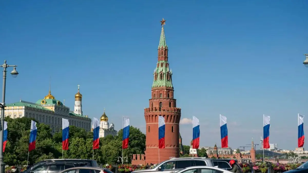 Около 750 флагов и декоративных элементов установили в Москве в честь Дня России