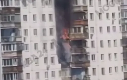 Несколько балконов загорелись в многоквартирном доме в столичном районе Солнцево