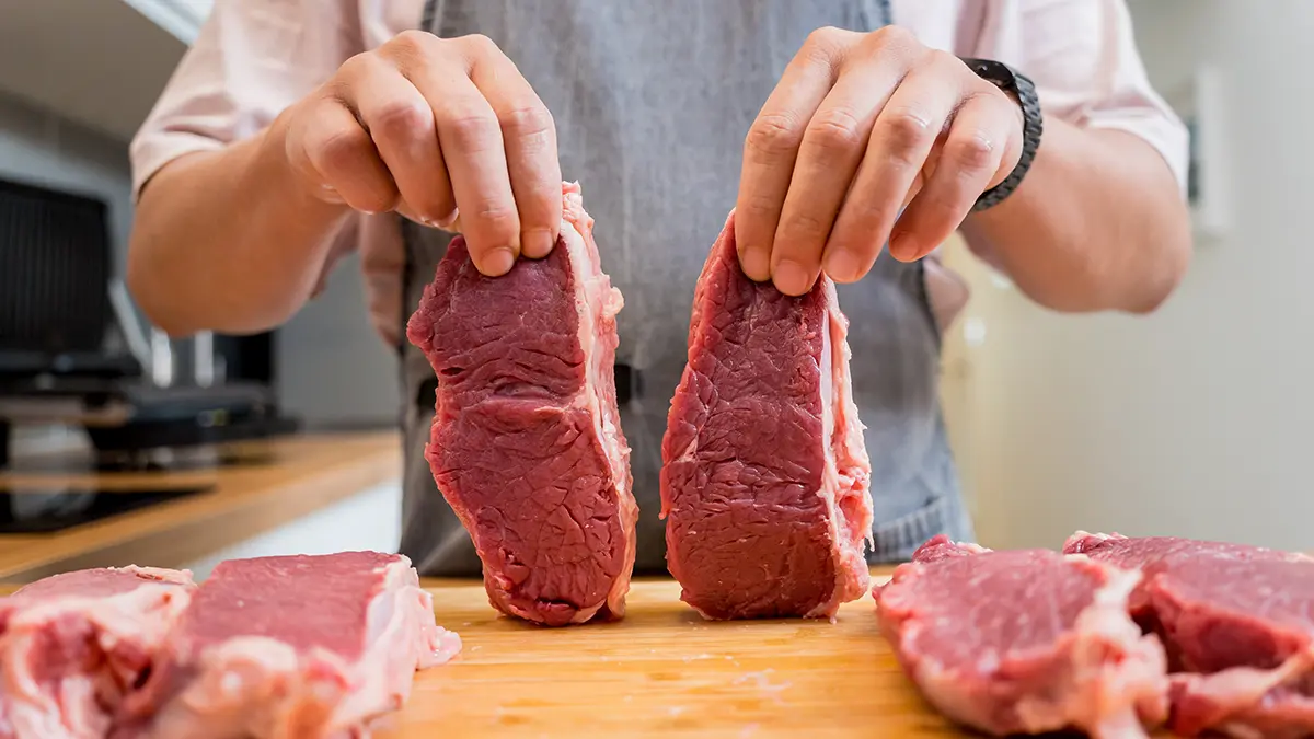 Почему нельзя мыть сырое мясо под краном