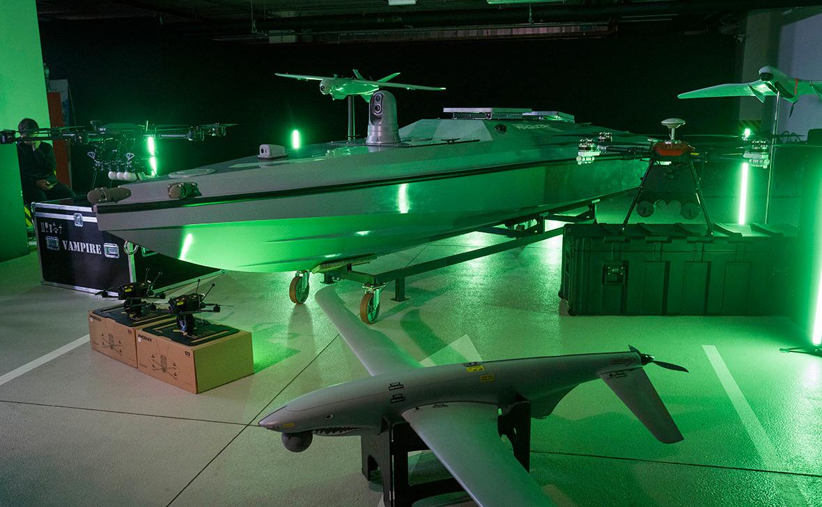 Многоцелевой надводный беспилотный аппарат Magura V5 (на втором плане) (Ефрем Лукацкий / AP / ТАСС)