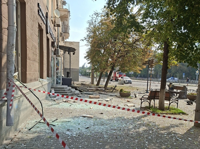 Так выглядят тротуары в Центральном районе, рядом с местом падения БПЛА | Источник: Алёна Воропаева / Voronezh1.ru