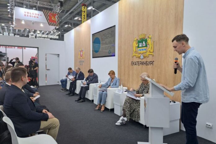 Алексей Шмыков наградил победителей на ИННОПРОМ-2025, Даниила Корнилова и Алсу Тимуркаеву-0