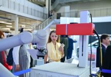 Анатолий Гарбузов отметил успехи ОЭЗ «Технополис Москва» на «ИННОПРОМ» anatolij garbuzov otmetil uspehi oez tehnopolis moskva na innoprom-missionary-su-175206026800-0