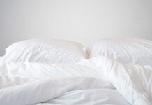 Андрей Дорохов из РТУ МИРЭА объясняет, как сохранить белизну белья CloseUpWhiteBeddingSheetsAndPillowOnNaturalStone