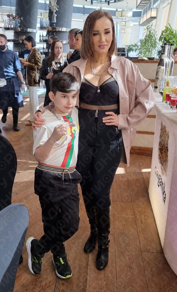 Анфиса Чехова с сыном Соломоном. Фото: Феликс Грозданов / Дни.ру