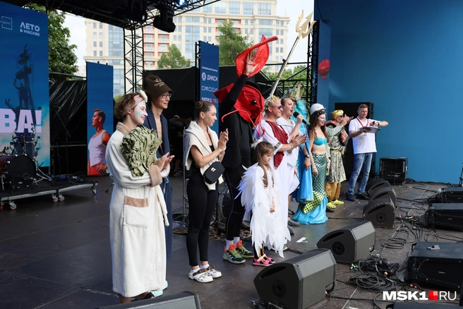 Золотая рыбка, старик Хоттабыч и любители русской баньки. Кто взял награды за самые яркие костюмы сап-фестиваля в Москве | Источник: Артём Устюжанин / MSK1.RU