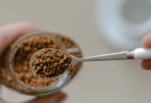 Ци Цзя, Татьяна Шилова и Ольга Полякова мнения о здоровье глаз и кофе GlassJarWithCoffeeInAHandAHandHolds