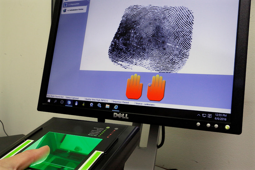 Сканирование отпечатков пальцев с помощью биометрической технологии Livescan