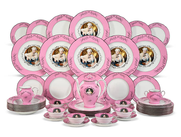 Christie’s демонстрирует фарфоровые шедевры Синди Шерман и Дэмиена Хёрста-0