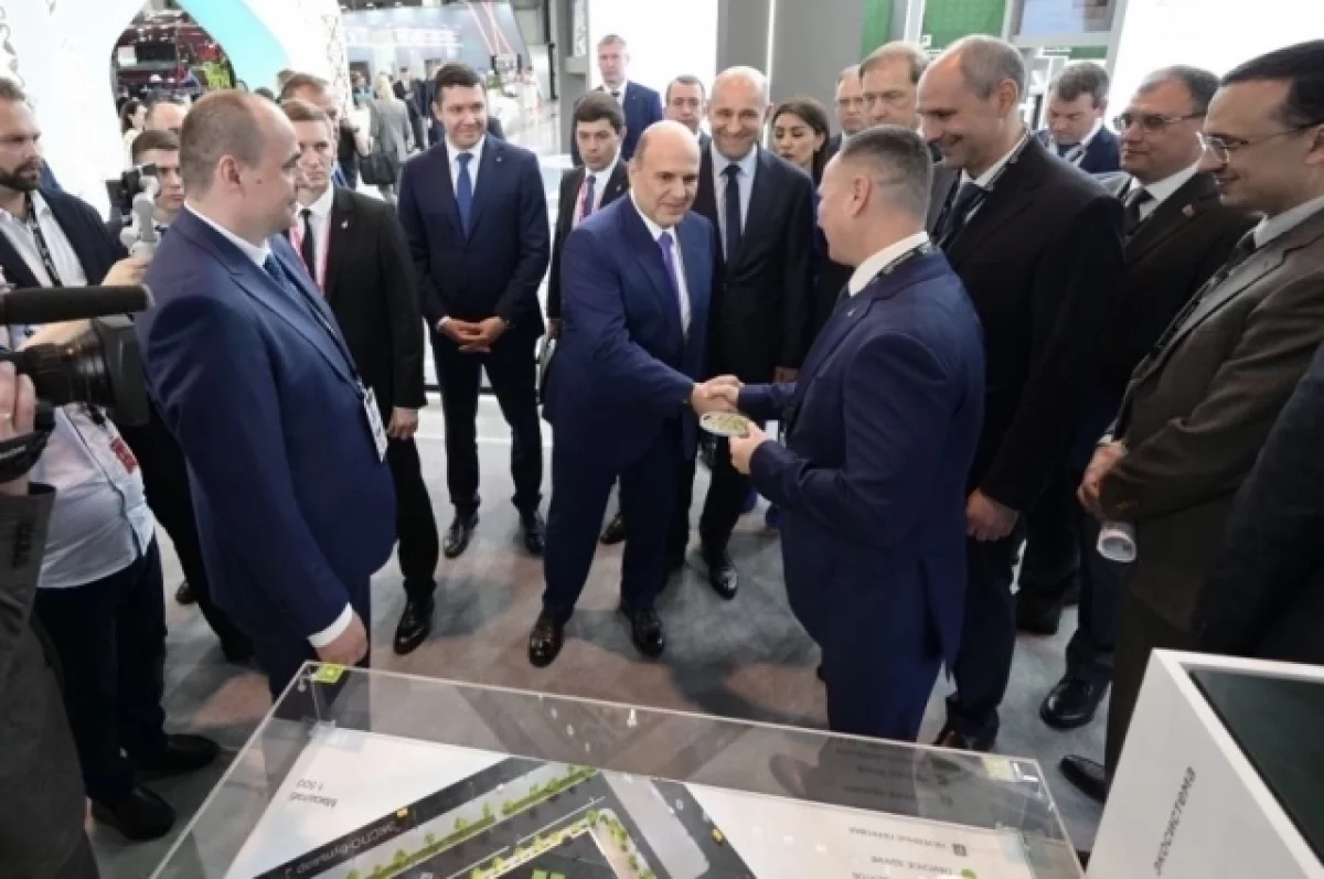 Денис Паслер и Михаил Мишустин ознакомились с экосистемой Космос на ИННОПРОМ-2025-0