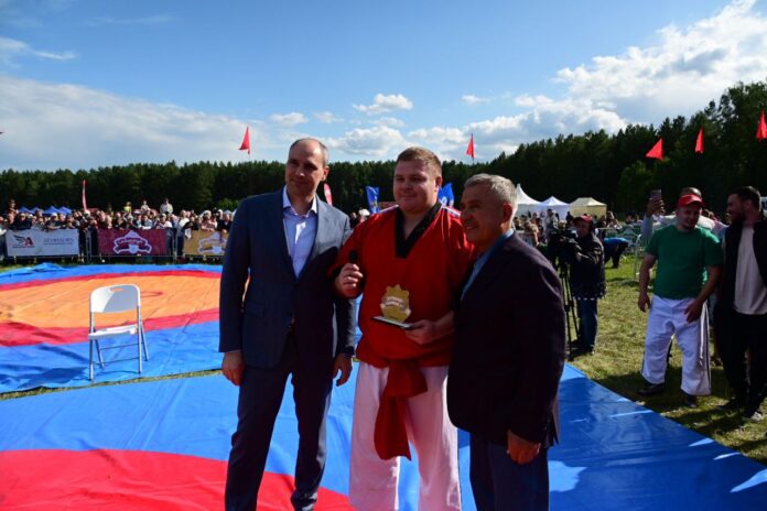 Денис Паслер и Рустам Минниханов приняли участие в Уральском Сабантуе-0