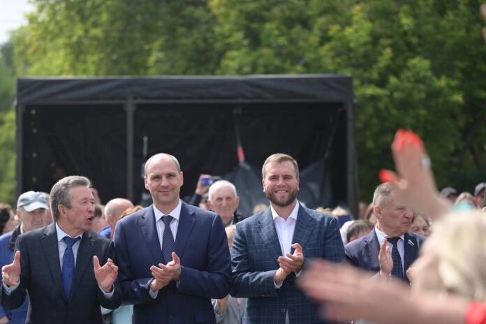 Денис Паслер и Валерий Конопкин делятся радостью обновления Верхнего Дуброво-0