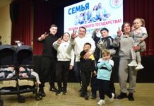 Денис Паслер отметил необходимость поддержки семей в Свердловской области denis pasler otmetil neobhodimost podderzhki semej v sverdlovskoj oblasti-missionary-su-175239137900-0