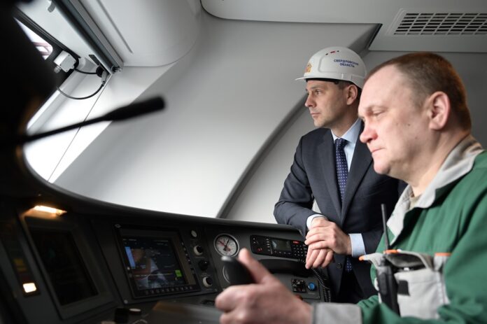 Денис Паслер поздравил «Уральские локомотивы» с успехами на празднике-0