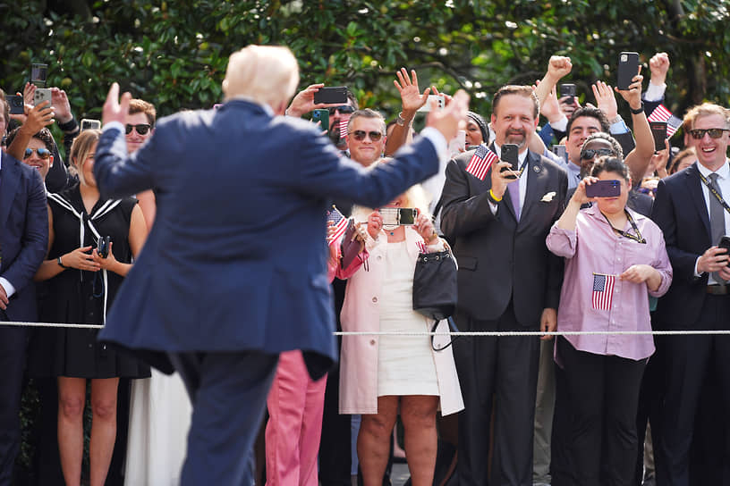 Президент США Дональд Трамп прибывает в Белый дом