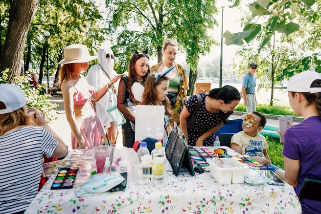 На площадках проекта «Лето в Москве» можно застать бесплатные мастер-классы | Источник: Алексей Варзегов / E1.RU
