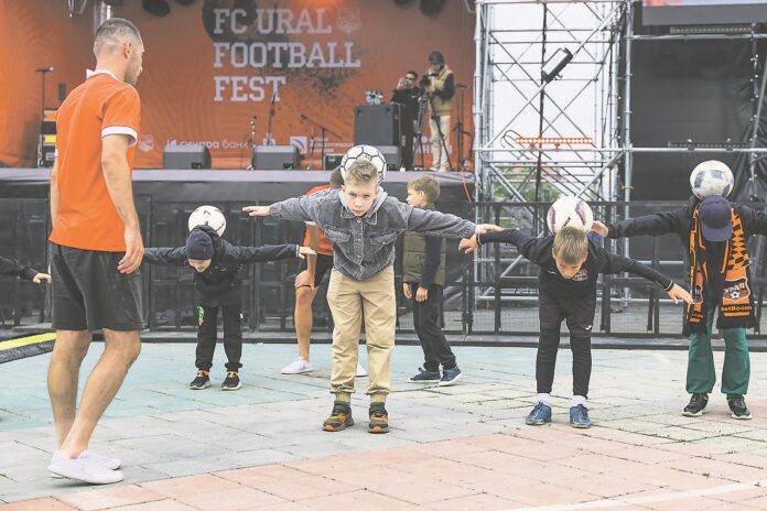Фестиваль «Урал Футбол Фест» с Блестящими и Нелегалами в парке Маяковского!-0