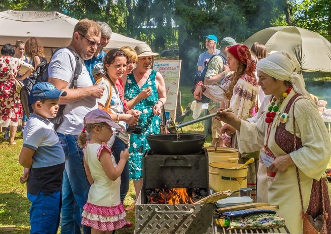 Рассказываем о самых необычных гастрономических фестивалях, куда можно поехать из Москвы этим летом | Источник: «День варенья», гастрономический фестиваль / VK.com