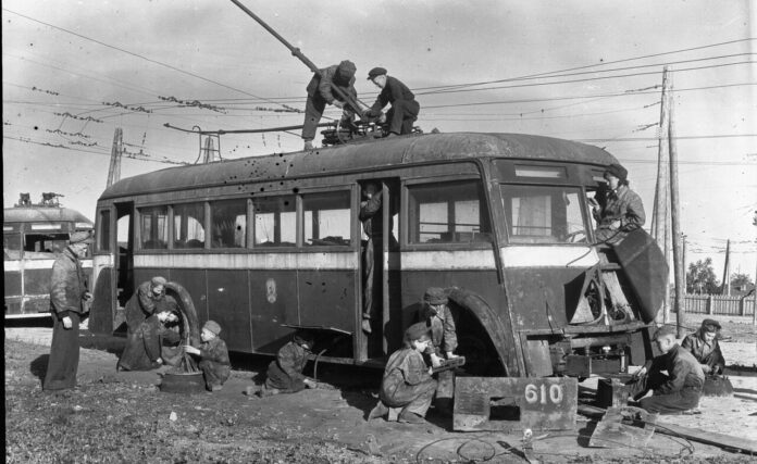 Герои электротранспорта Свердловска — Михаил Кузоваткин и Руфина Вагина-0