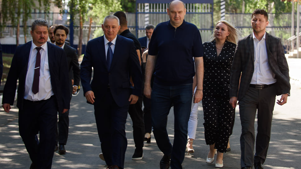 Слева направо: генеральный директор ООО «СМК Орск» Гайдукевич Олег Петрович, председатель совета директоров АО «СМК» Шамсутдинов Александр Зинурович, врио губернатора Оренбургской области Солнцев Евгений Александрович, министр региональной и информационной политики Оренбургской области Мироненко Юрий Александрович