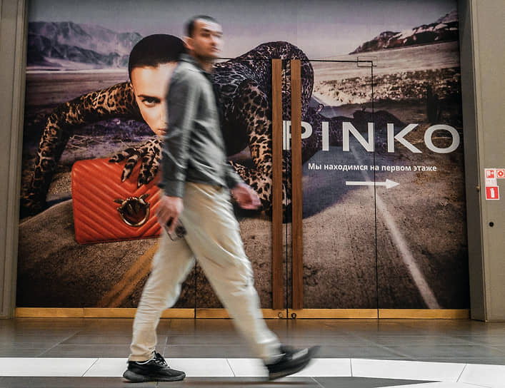 Покупатель в торговом центре «Галерея» на Лиговском проспекте в Петербурге