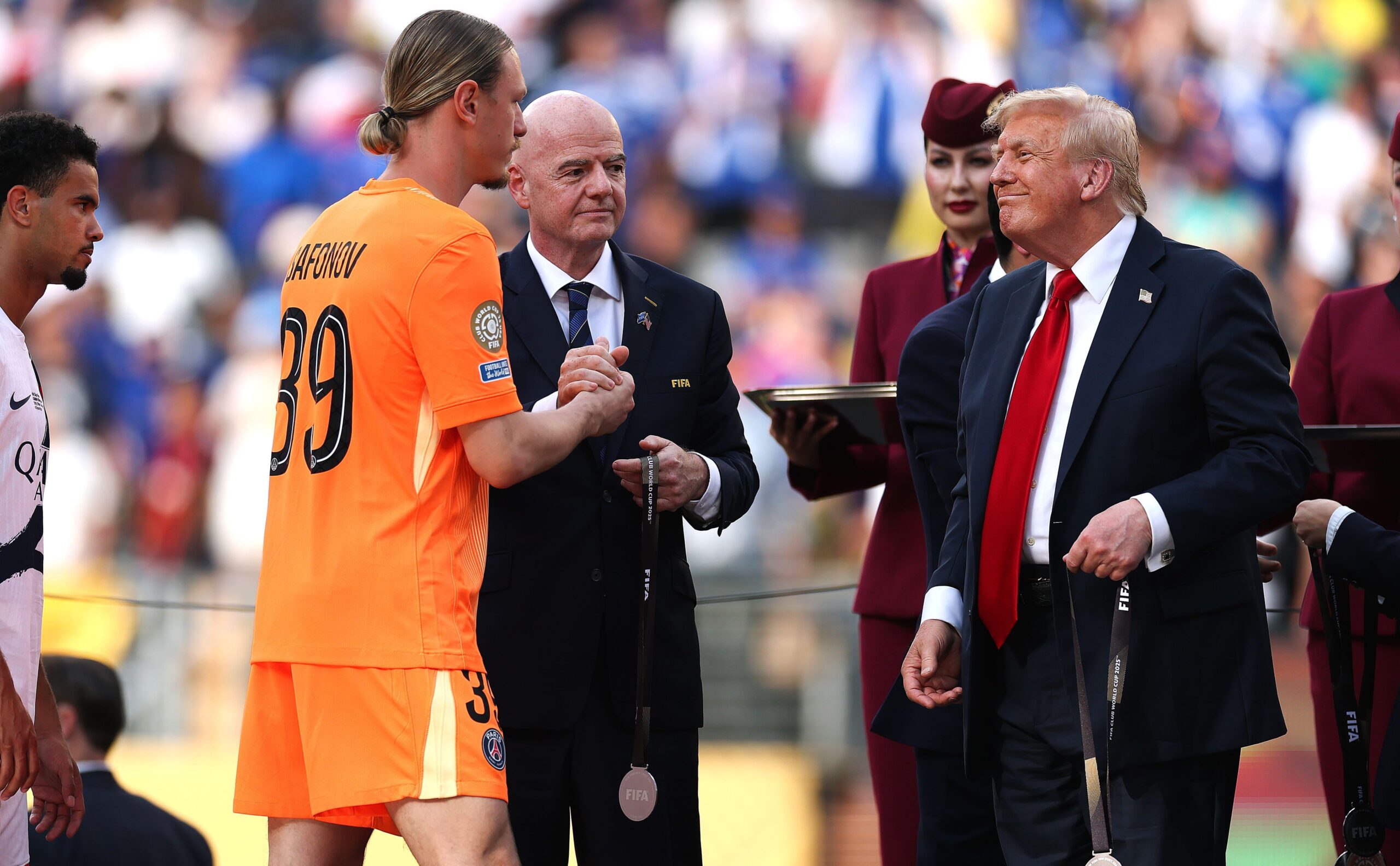Вратарь ПСЖ Матвей Сафонов, глава ФИФА Джанни Инфантино и президент США Дональд Трамп (Getty Images)