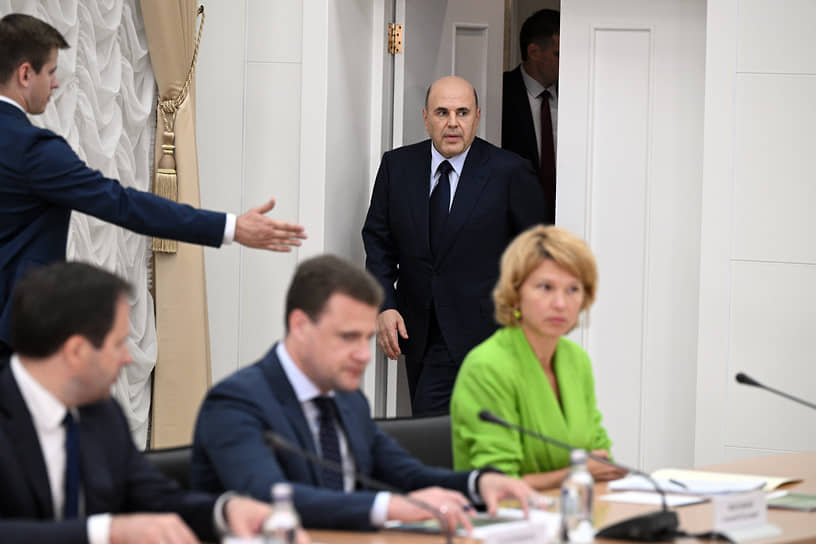 Председатель правительства России Михаил Мишустин (в центре) на совещании о развитии экспорта зерна в здании правительства Забайкальского края