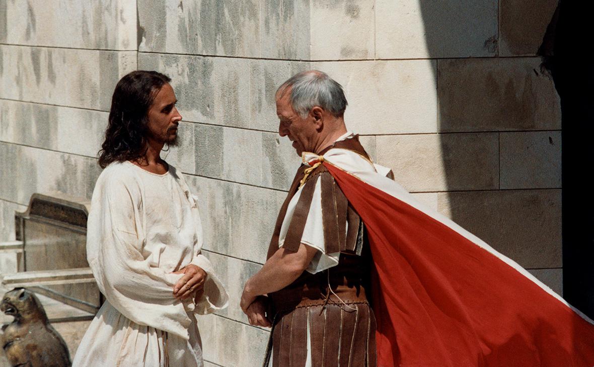 Николай Бурляев в роли Иешуа Га-Ноцри и Михаил Ульянов в роли Понтия Пилата (слева направо) в фильме Юрия Кары Мастер и Маргарита , 2010 год (пресс-служба ГК «Люксор» / РИА Новости)