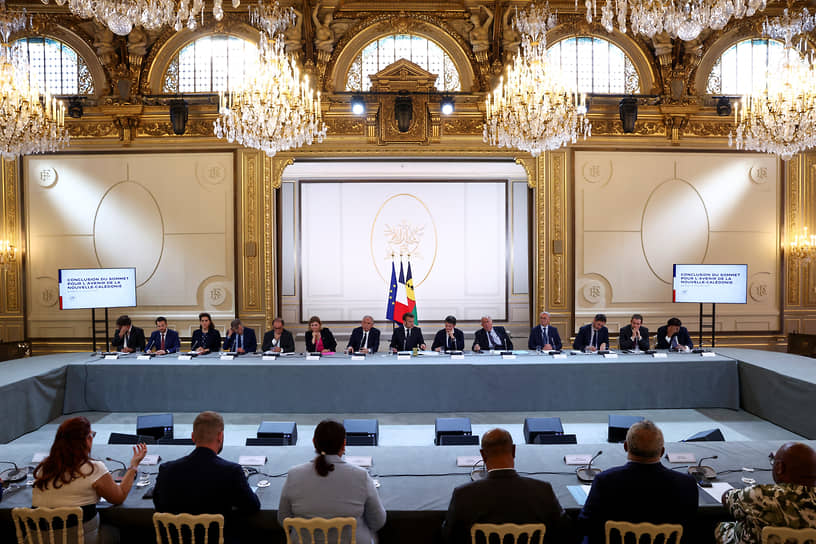 Встреча президента Франции Эмманюэля Макрона с представителями Новой Каледонии в Елисейском дворце в Париже (12 июля 2025 года)