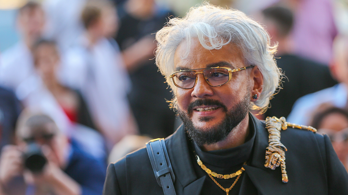 «Похож, собака!»: Киркоров установил в квартире витражи со своим изображением