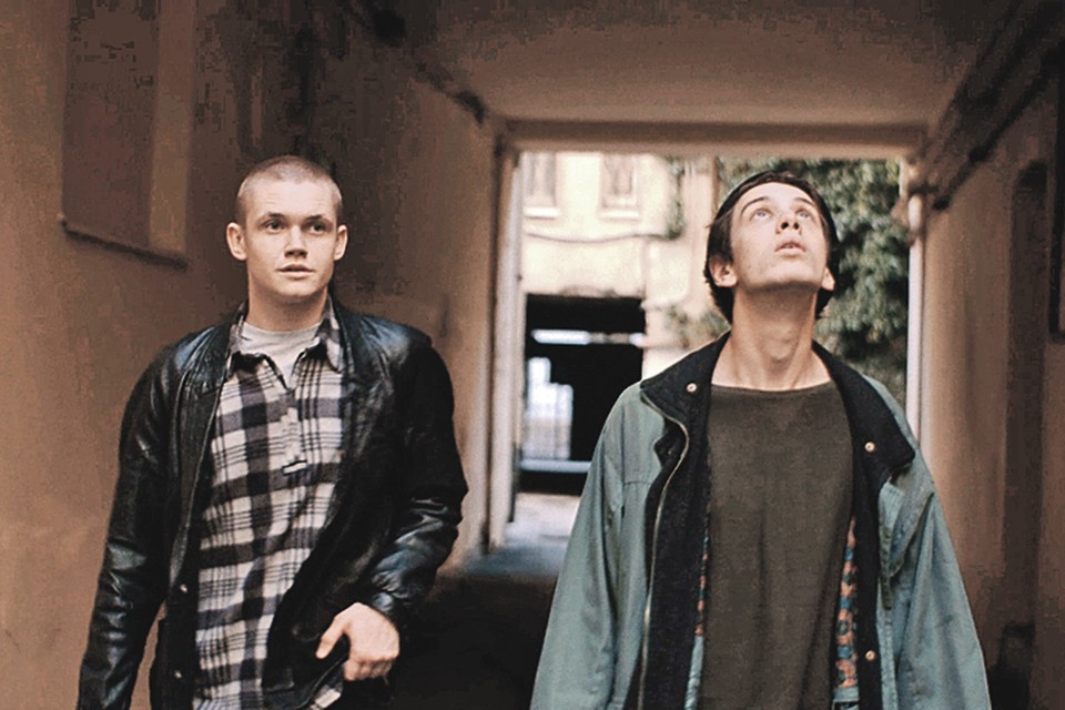 Когда ты молод, не сразу замечаешь ад вокруг (Олег Чугунов (слева) и Марк Эйдельштейн). Фото: Кадр из сериала «Путешествие на Солнце и обратно», 2025