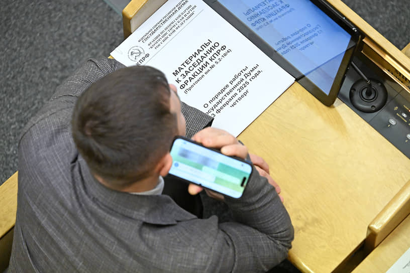 Депутат Госдумы от КПРФ Олег Михайлов во время заседания