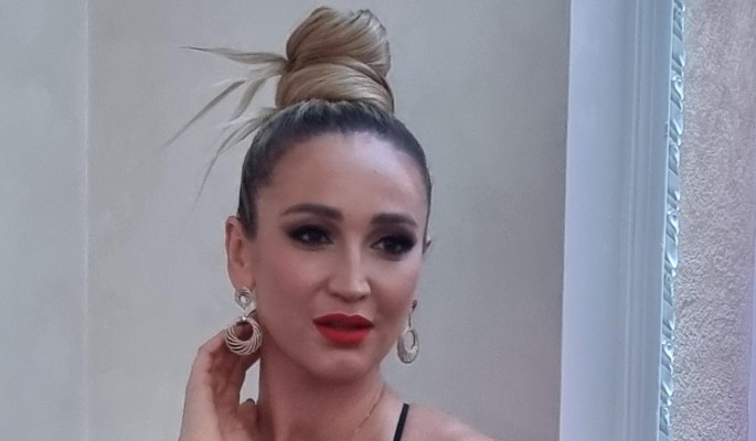 Словила кайф: сочная Бузова устроила жаркие танцы под проливным дождем