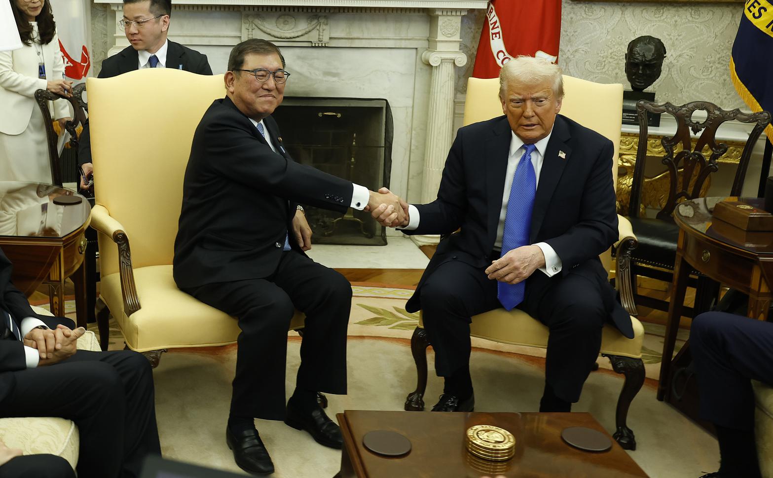 Сигэру Исиба и Дональд Трамп (Anna Moneymaker / Getty Images)