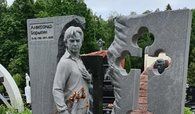 Что случилось с оплаченным Пугачевой памятником Барыкину за 3 миллиона