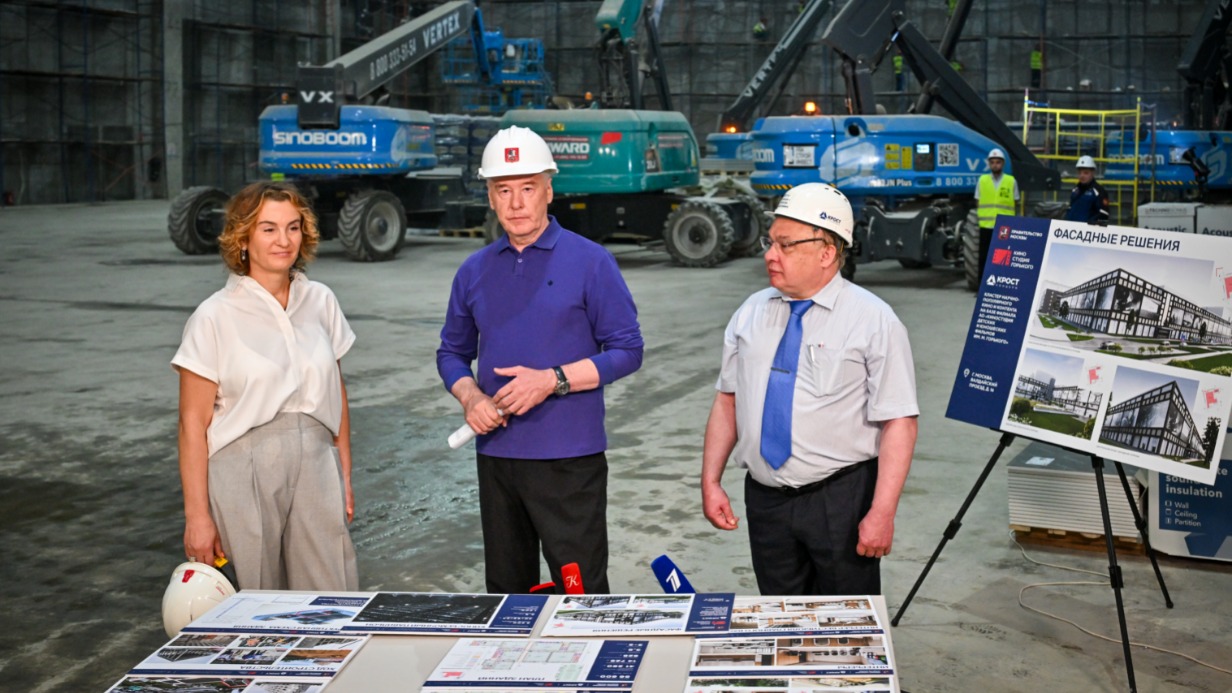 Мэр Москвы Сергей Собянин, генеральный директор Киностудии имени М. Горького Юлиана Слащева и генеральный директор строительного концерна Алексей Добашин осмотрели ход строительства кинопавильона в Валдайском проезде