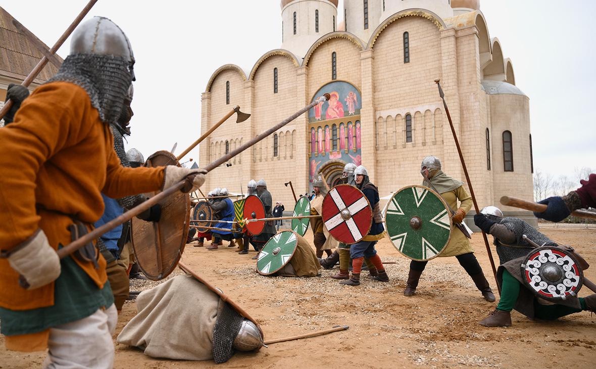 Историческая реконструкция Рыцарского турнира в Новгороде в кинопарке Москино , март 2025 года (Григорий Сысоев / РИА Новости)