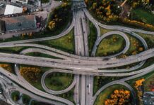 Совет Федерации одобрил ускорение связи вдоль автодорог в России Aerial shot of twisted roads surrounded by parks in the middle of the city