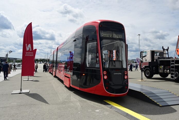 Студенты представляют стратегии продвижения трамвая от Группы Синара на ИННОПРОМ-2025-0