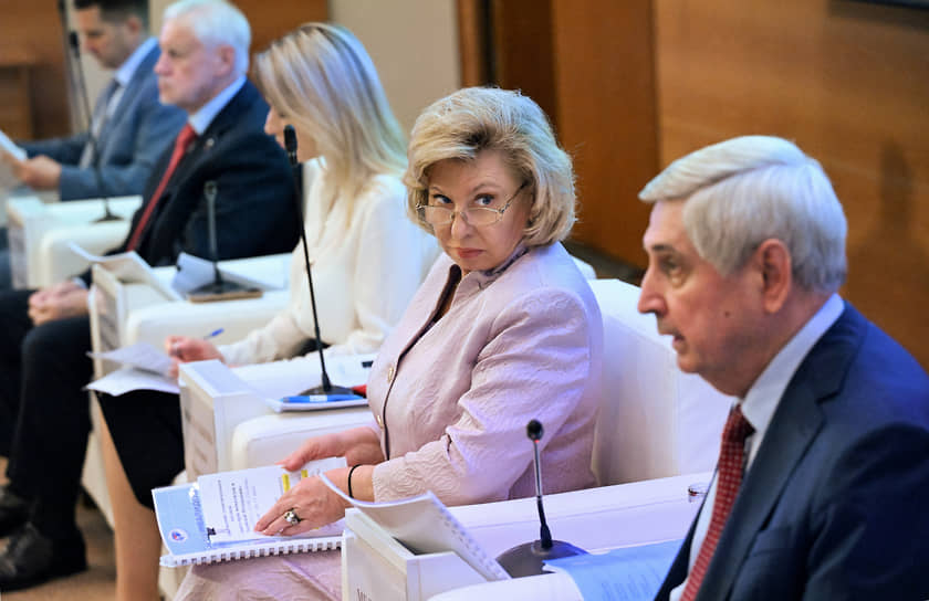 Уполномоченный по правам человека в России Татьяна Москалькова (вторая справа) и первый заместитель председателя Госдумы Иван Мельников