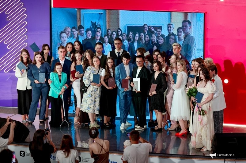 Торжественная церемония вручения дипломов состоялась в ДВФУ Илья Аверьянов, ИА PrimaMedia