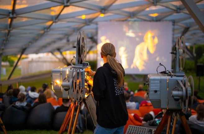 Некоторые кинотеатры расположены прямо под открытым небом, другие — под навесами, их можно посещать даже в дождь | Источник: пресс-служба парка «Зарядье»