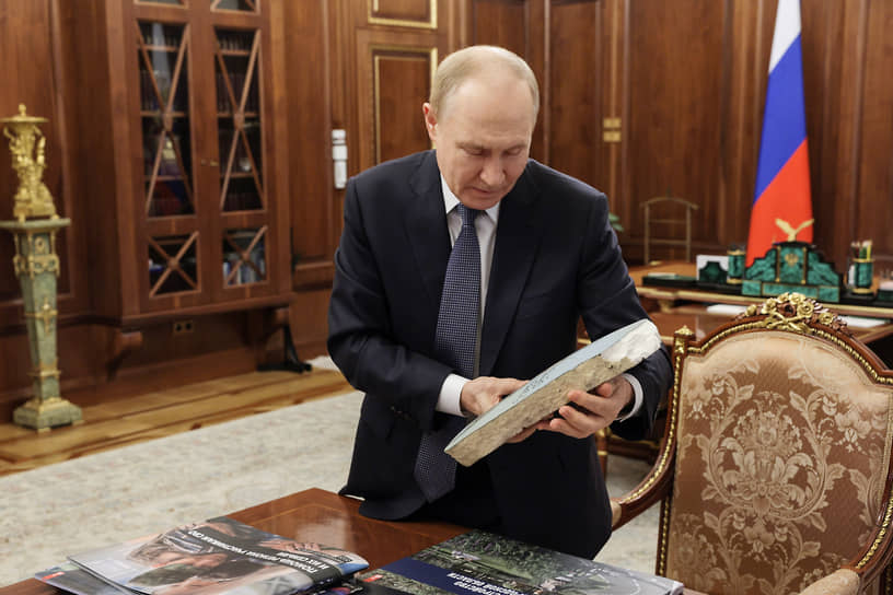 Владимир Путин получил картину на осколке С-400 от Вячеслава Гладкова-0