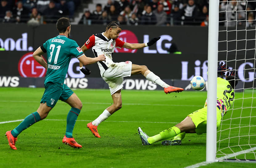 Выступая в прошлом сезоне за немецкий «Айнтрахт», 23-летний Юго Экитике (в белой форме) показал себя и отличным снайпером, и классным ассистентом