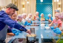 yunye moskvichi izuchayut kulinariyu na rybnom rynke moskva na volne-missionary-su-175309773600-0