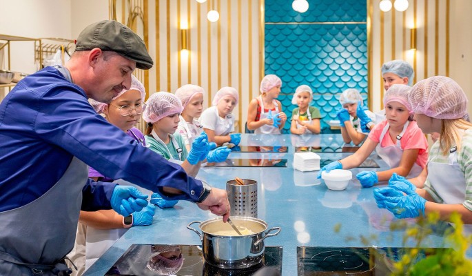 Салат на шпажках и вареники с киви: чему учат юных москвичей на рыбных рынках столицы