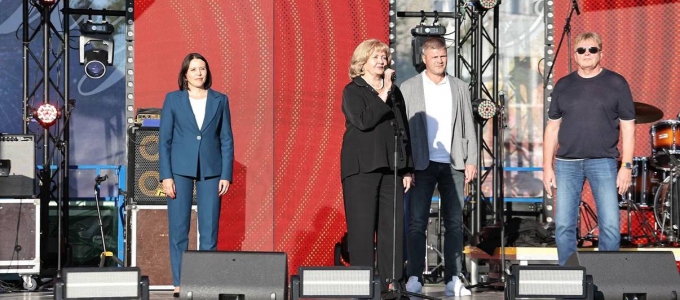 За успехи коллектива Богдановичского ОАО «Огнеупоры» Людмила Бабушкина вручила награды!-0