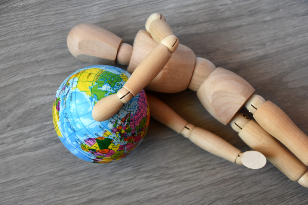 Деревянная фигура человека, держащая земной шар